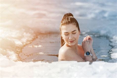 Chica Con Bikini Y Un Reloj En El Agujero De Hielo Del Lago Congelado