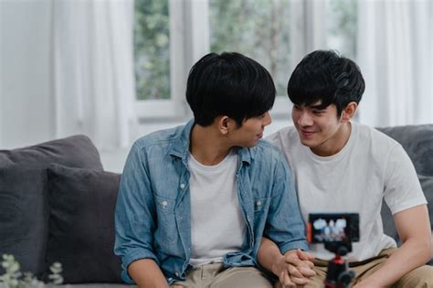Jeune Blogueur De Couple Gay Asiatique Influenceur à La Maison Les Hommes Lgbtq Coréens Adorent