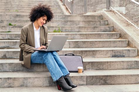 Sonriente Latina Trabajando Con Computadora Al Aire Libre Foto De Archivo Imagen De Empresario