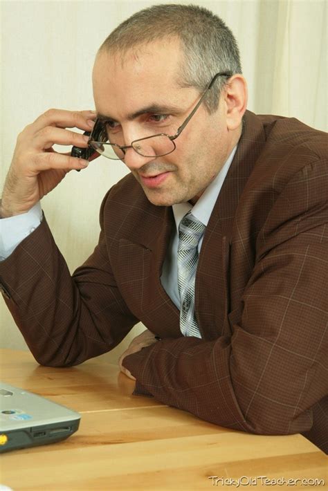 Geiler alter Lehrer trickst süße blonde Studentin aus Porno Bilder Sex Fotos XXX Bilder