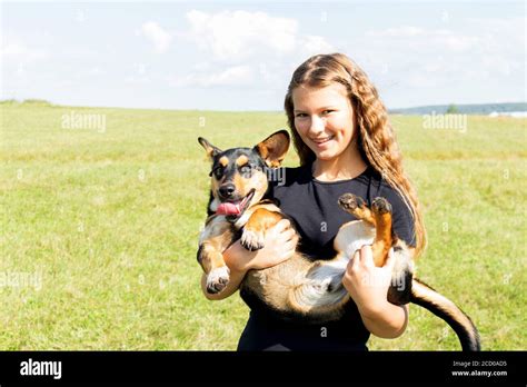Jolie Fille Blonde Et Son Chien Banque De Photographies Et Dimages Haute R Solution Alamy