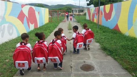 Prefeitura De Jequié Ba Distribui Mochilas “gigantes” Para Alunos