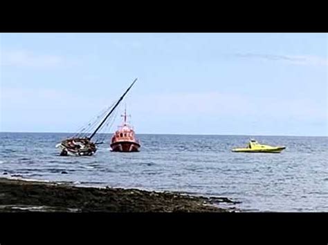 Encalla Un Barco En La Costa De Playa Honda