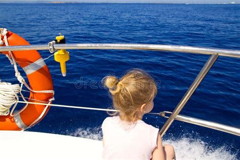 Navigation Blonde De Vue Arri Re De Petite Fille Dans Le Bateau Photo Stock Image Du Paquet