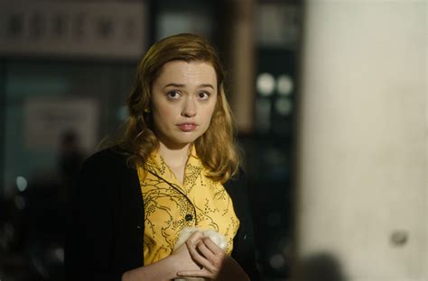 Xem phim Sex Education tôi hốt hoảng phát hiện con gái đang ở trong tình trạng rất tồi tệ