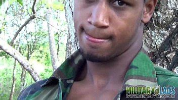 Il Ragazzo Dell Esercito Accarezza Il Suo Legno Nei Boschi XVIDEOS