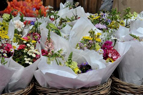 Flowers Shoppers Look For Flowers For Mother`s Day Editorial Stock