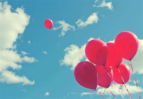 Siete globos rojos el cielo nubes bolas alegría globos fondo