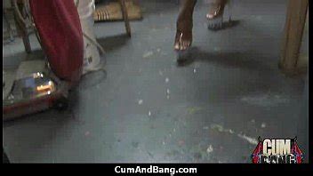 Une salope en ébène suce un groupe de mecs en chaleur XVIDEOS