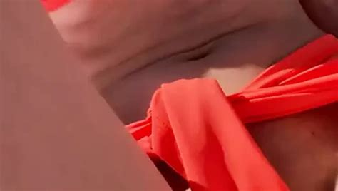 Freundin öffnet Beine und zeigt Schamlippen im Bikini am Pool xHamster