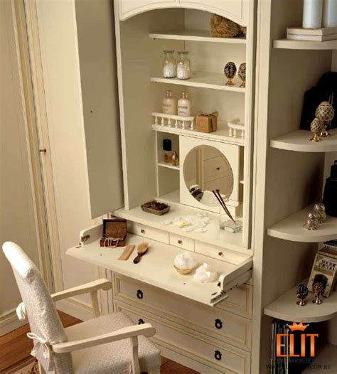 Встроенный в шкаф туалетный столик со множеством полок