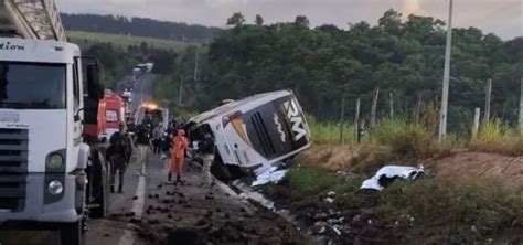 Oito Pessoas Morrem E 23 Ficam Feridas Após ônibus De Turismo Tombar Em