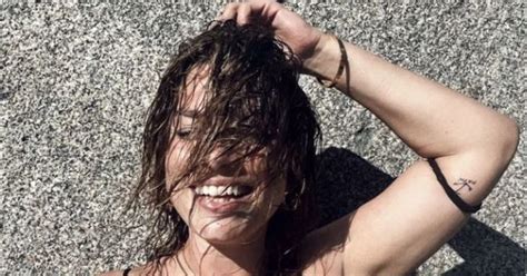 Emma Marrone In Bikini Infiamma Il Ferragosto Libero Quotidiano It