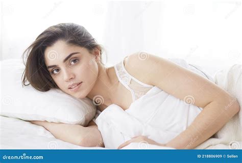 Linda Mulher Deitada Na Cama Em Casa Imagem De Stock Imagem De Felicidade Lingerie