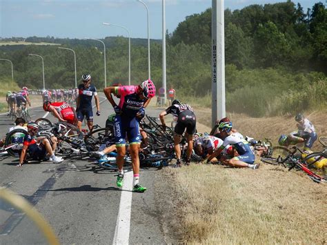 Massive crash stops Tour de France - Business Insider