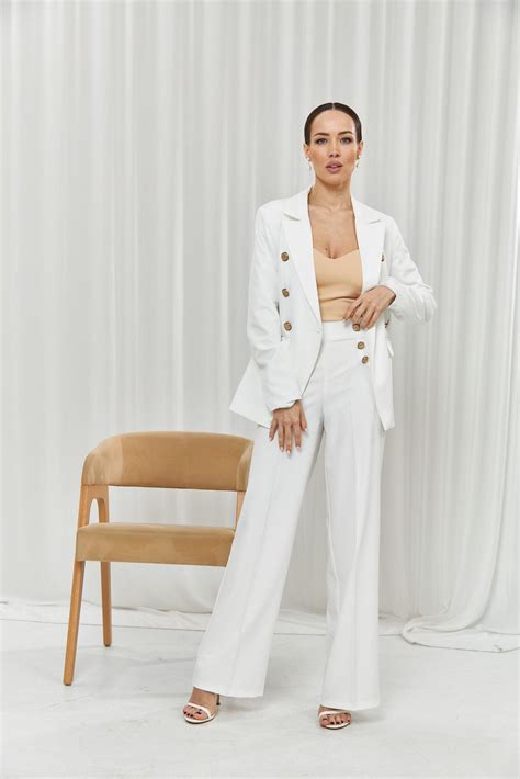 Свадебный комбинезон невесты купить недорого - свадебный салон La Novia