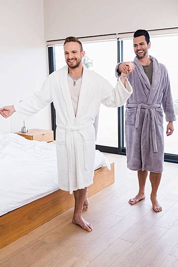 Fondo Feliz Pareja Gay Bailando En Bata De Baño Pareja Divertida Gay