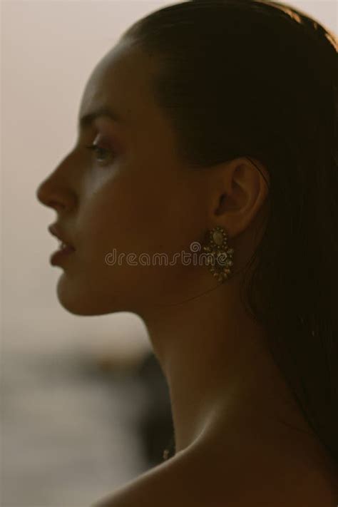 Jong Mooi Brunette Op Het Meer Met Nat Haar En Lichte Make Up Stock Foto Afbeelding Bestaande