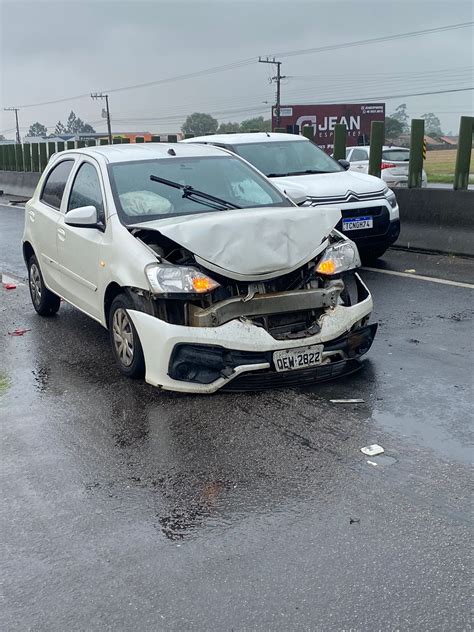 Engavetamento e carro capotado na BR 101 em Araranguá Segurança