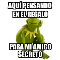 Meme Kermit the frog aquÃ pensando en el regalo para mi amigo