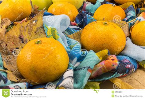 Manzanas Mandarinas Y Una Cesta De Mimbre En Un Fondo Blanco Imagen De