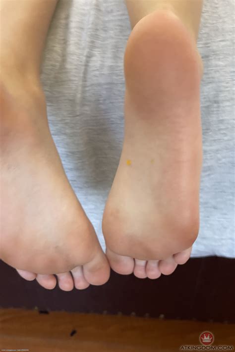 Lovely Babe Leana Lovings Spreads Her Shaved Pussy Up Close On Her Bed Coedcherry