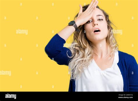 Schöne junge blonde Frau über isolierte Hintergrund mit Hand überrascht auf dem Kopf für Fehler