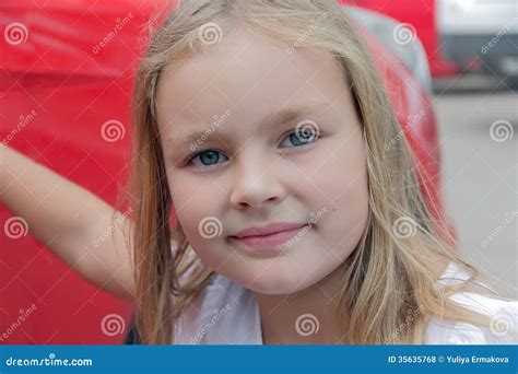 Portrait De Fille Avec Des Yeux Bleus Photo Stock Image Du Fille