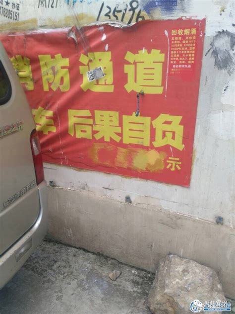 谁在占用救命门？宜州一商场消防通道被私占，真发生火灾就来不及了！