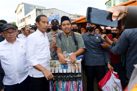 FOTO Ngabuburit Di Makassar Presiden Jokowi Kunjungi Pasar Terong