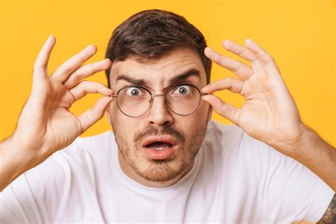 Premium Photo Photo Closeup Of Shocked Young Man In Eyeglasses