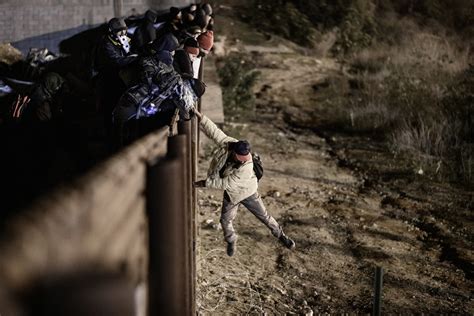 El Momento En Que Padres E Hijos Cruzan La Frontera De Estados Unidos Y