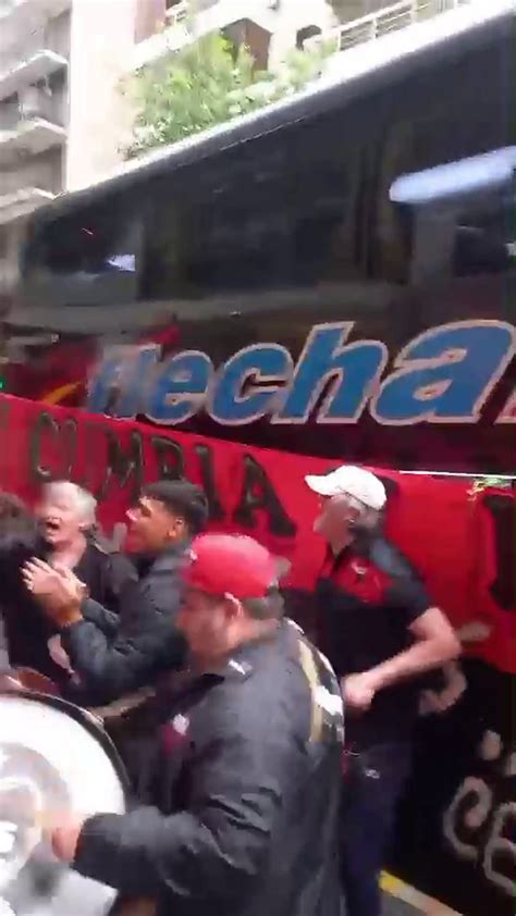 La Agrupación 1985 despide al plantel de Colón en el hotel hacia la