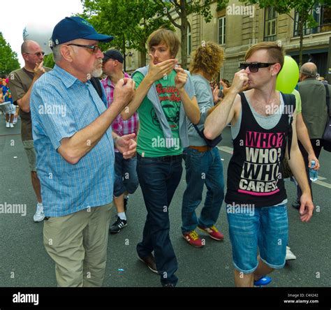 Paris Frankreich Gay Pride Lgtb M Rz Homosexuell Geh Rlosen M Nner Sprechen Mit
