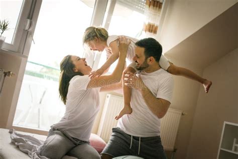 Lycklig Familj I Gruppkram Arkivfoto Bild Av Flickor