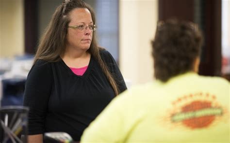 Escriv Que Negou Registrar Casamento Gay Ganha Outdoor De Grupo Pr Lgbt Poca Neg Cios A O