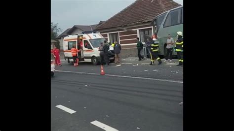 Accident grav în Bihor Un autocar a lovit un TIR 12 persoane au ajuns