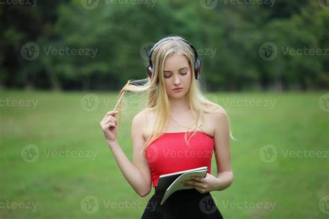 Portrait De Jeune Belle Femme Blonde Avec Casque Debout Sur Le Parc Photo De Stock Chez