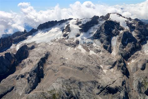 Marmolada Morti Due Alpinisti Sono Precipitati Mentre Scalavano Via