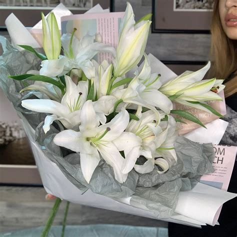 Монобукет из лилий в оформлении «Cerquita» (Голландия)