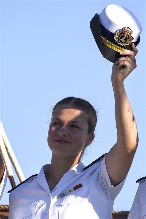 Księżniczka Eleonora wygrzewa się na plaży w bikini Pudelek