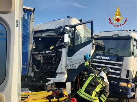 Incidente Tra La Tangenziale Est E La Nord Feriti E Traffico In Tilt