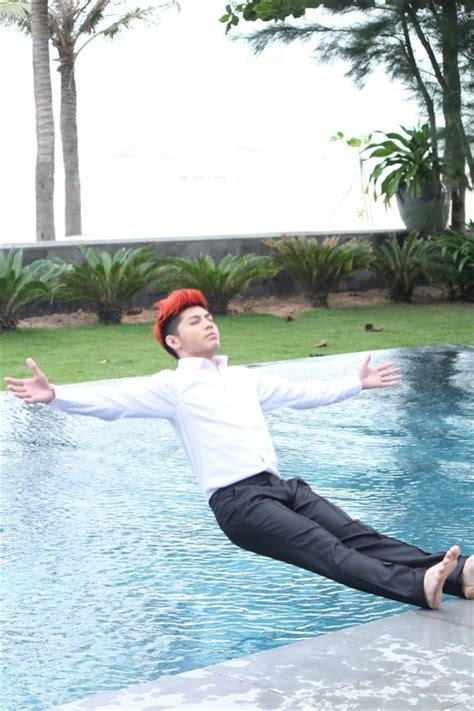 Noo Phước Thịnh bị hot girl xô xuống hồ bơi