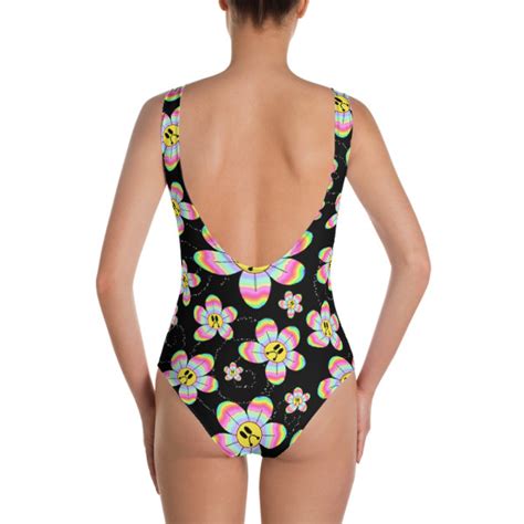 8 Hot Sexy Joanna Thangiah Bikini Pics