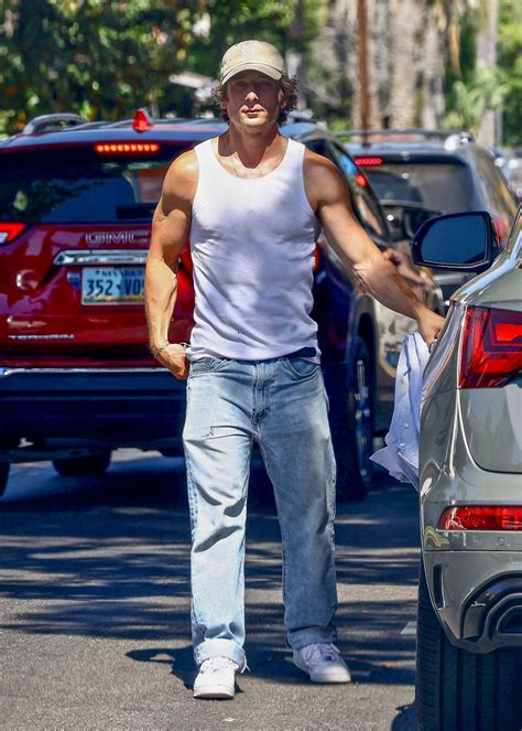 Jeremy Allen White knows the power of a good vest | British GQ