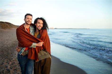 Vista De Una Pareja Gay Siendo Cari Osa Y Pasando Tiempo Juntos En La Playa Foto Gratis