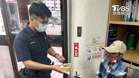 老翁徒步一天沒錢吃飯求助 暖警「當自己阿公」餵食