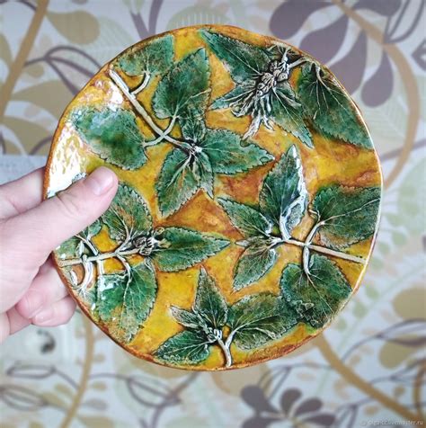 Желто-зеленая керамическая тарелка с выпуклым отпечатком крапивы в ...