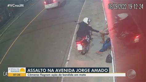 VÍdeo Homem Em Motocicleta Rouba Celulares Em Salvador Ação Durou