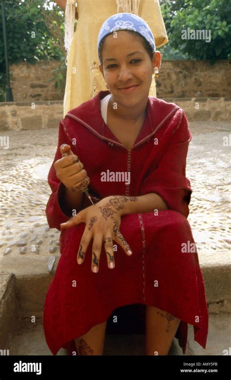 Femme avec tatouage au henné marocaine Banque de photographies et d